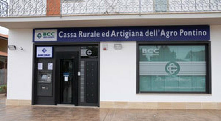 Polizia: individuati e arrestati 3 rapinatori che fecero in banca un bottino di ottantamila euro