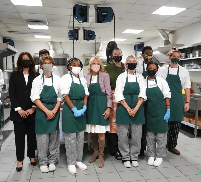 First Lady Jill Biden in visita a Gricignano, per lei cucina lo studente di Scauri Dylan Jovine