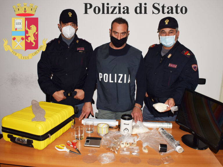 Polizia: pregiudicato gambiano trovato con eroina, anfetamine e cocaina che spacciava ai giovani