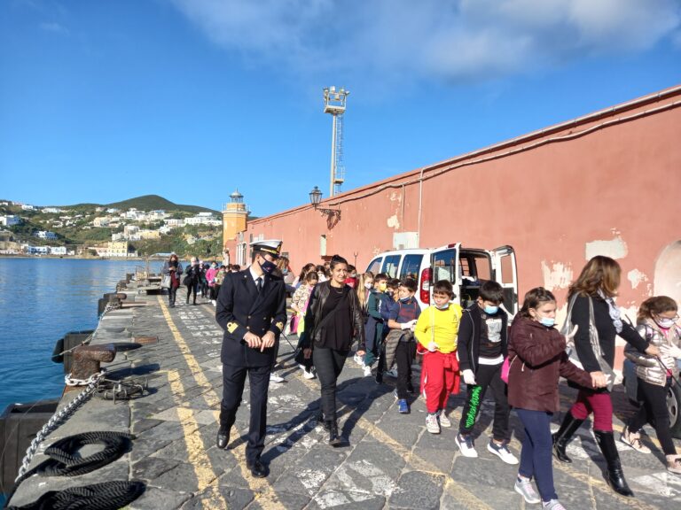 Ponza: Pulizia dei fondali del porto, educazione ambientale con la Guardia Costiera