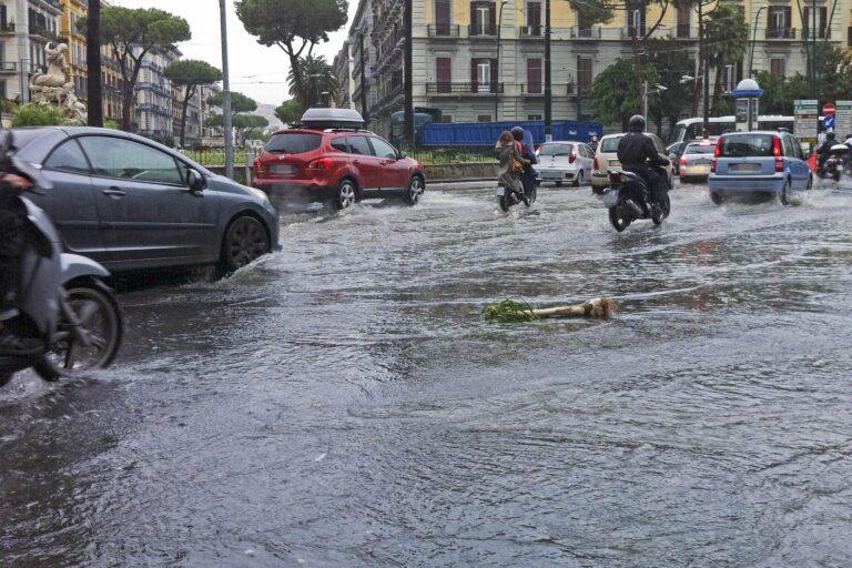 Maltempo: temporali e forti raffiche di vento al Sud, allerta arancione in alcune regioni