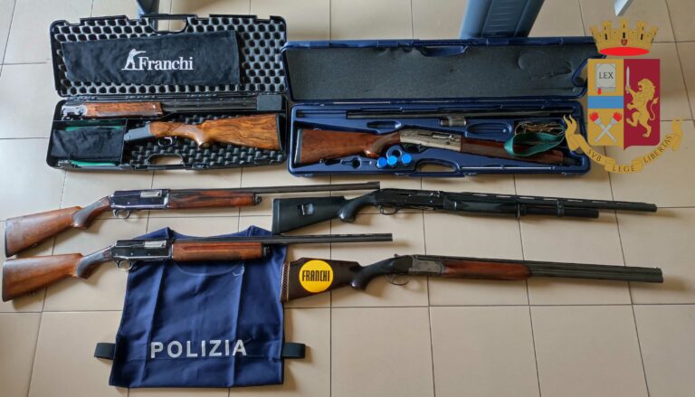 Polizia: denunziate due persone responsabili di violazioni sulle armi per 6 fucili di precisione
