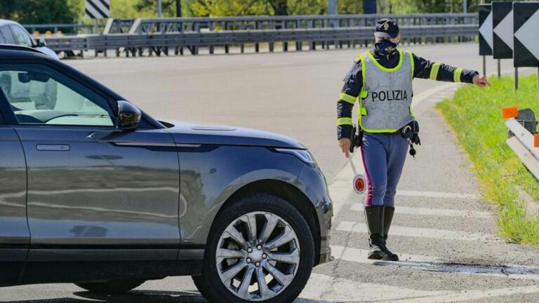 Polizia: eccesso di velocità, va male sulla Pontina ad automobilista che sfrecciava a 150 km/h