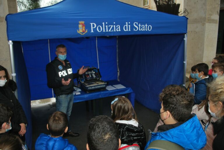 Polizia nelle scuole per incontrare gli studenti sul tema della legalità
