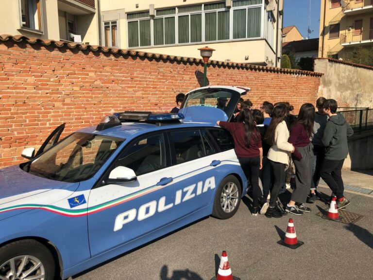 Polizia: agenti impegnati nella sicurezza stradale per fanciulli e adolescenti