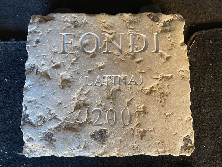 Fondi manda la sua pietra commemorativa per l’opera di Nuraghe Chervu