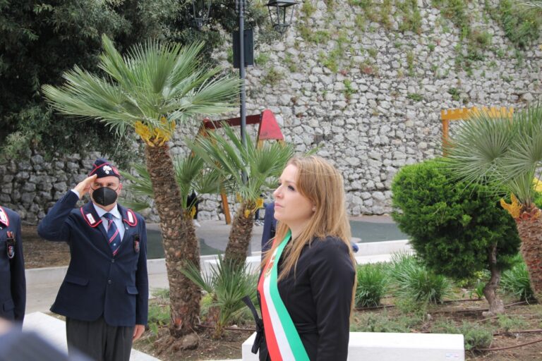 Minturno: Il Vice Sindaco Elisa Venturo al Monumento ai Caduti per il 25 aprile