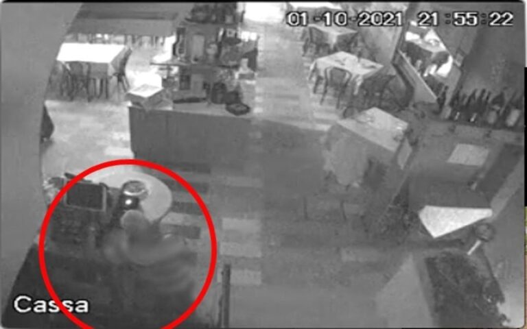 Infrange la vetrata e ruba 6.000 euro dalla cassa