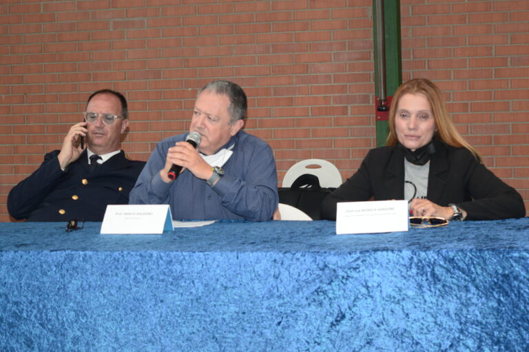 Golfo: Allarme della Polizia per l’uso dei cellulari da parte degli adolescenti, incontri a Castelforte e SS.Cosma e Damiano