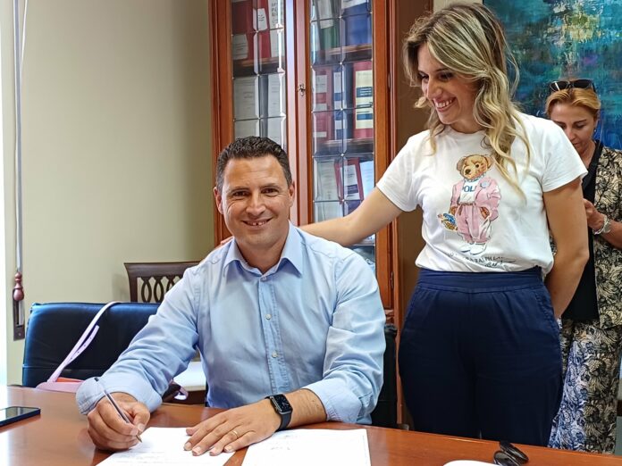 Cristian-Leccese-alla-scrivania-con