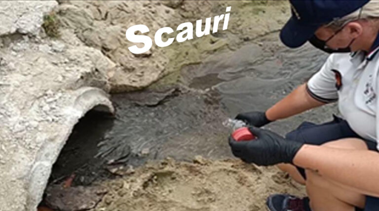 Scauri, schiuma in mare: sversamento di reflui fognari