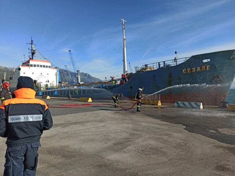 Esercitazione antincendio, antinquinamento e di evacuazione medica della Guardia Costiera nel Porto di Gaeta
