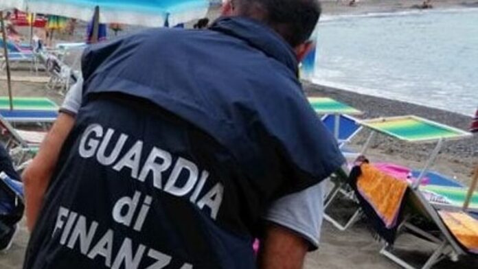 lavoro nero finanza spiaggia mare