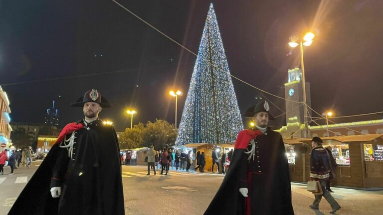 Gaeta, Carabinieri a Cavallo con mantello e sciabola
