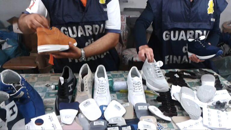 MAXI SEQUESTRO DI SCARPE CONTRAFFATTE. DENUNCIATO UN IMPRENDITORE DI NAZIONALITÀ CINESE