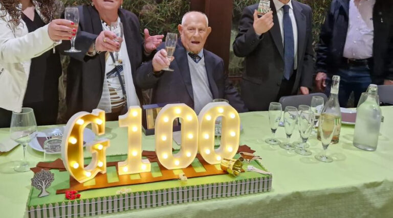 Grande festa per i 100 anni di Giovanni Figliozzi, nato ad Itri, ha lavorato a Minturno e risiede a Fondi