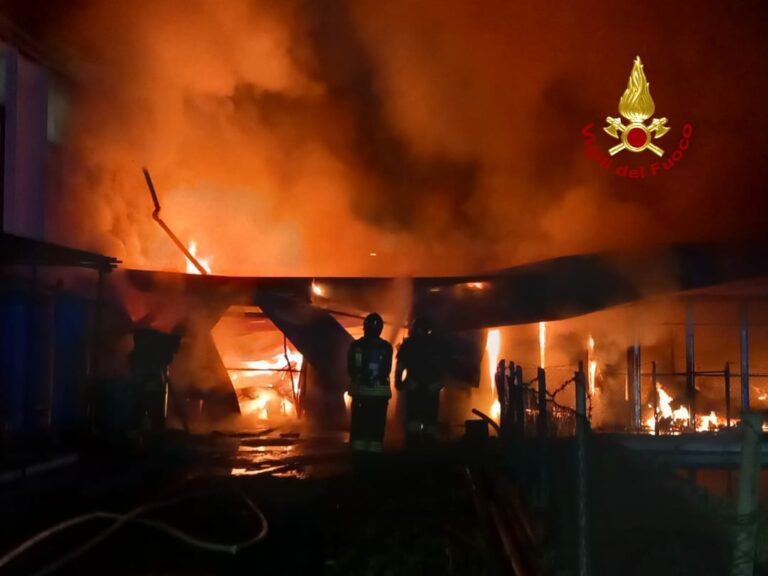 Incendio in una azienda di materiale elettrico domato dai Vigili del Fuoco