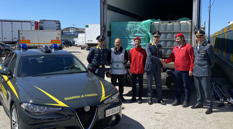 Guardia di Finanza: distribuiti ai Vigili del Fuoco e alla croce Rossa Italiana 62.000 litri di gasolio sequestrati