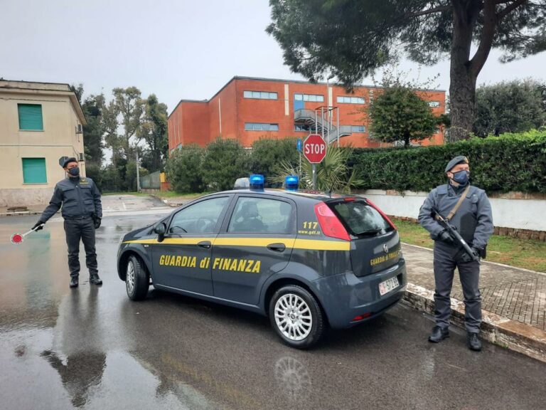 La Guardia di Finanza dona alla Caritas 900 paia di scarpe sequestrate perché contraffatte