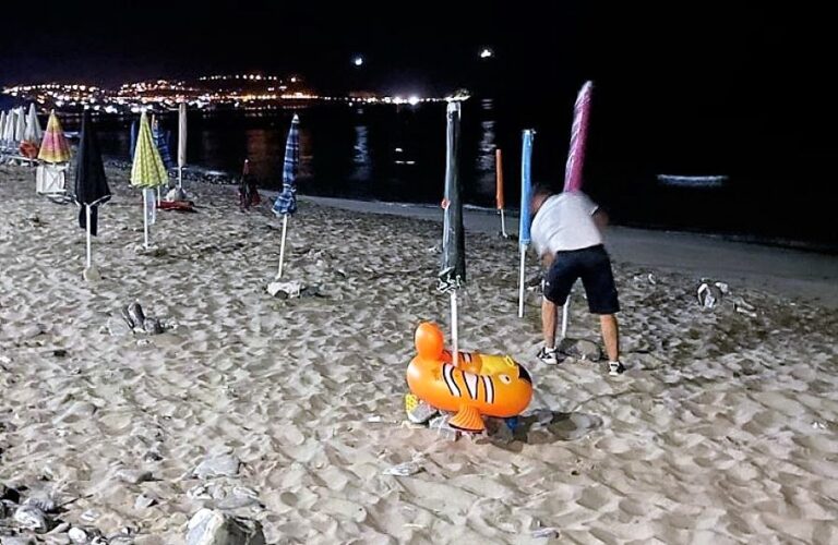 La spiaggia libera deve al tramonto restare libera da qualsiasi oggetto, pena il sequestro