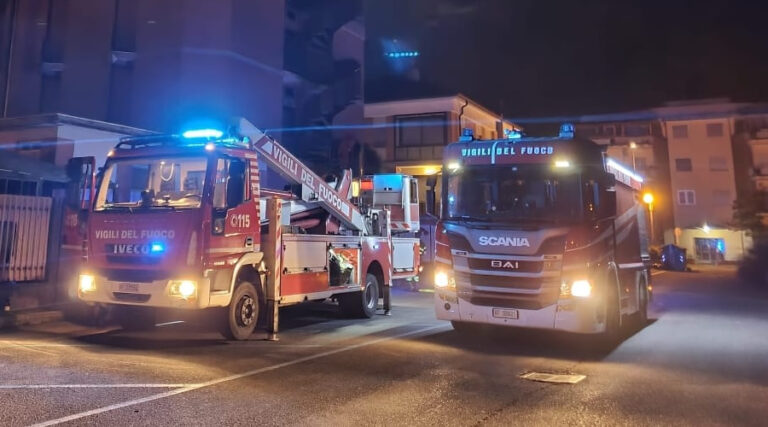Incendio in una struttura ricettiva in disuso. L’intervento dei Vigili del Fuoco
