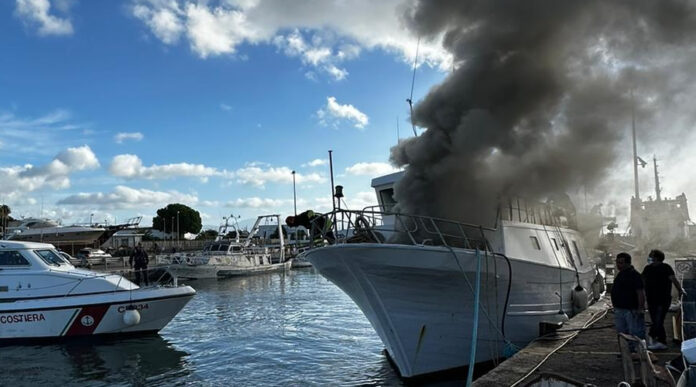 INCENDIO MOTOPESCHERECCIO GUARDIA COSTIERA BARCA