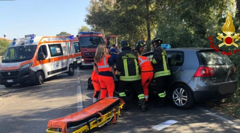 Incidente stradale. Intervengono i Vigili del Fuoco