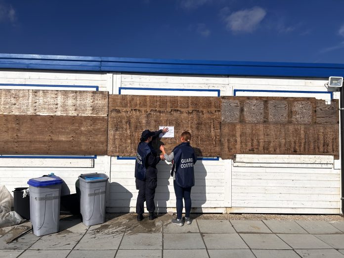 abuso edilizio spiaggia sequestro guardia costiera lido