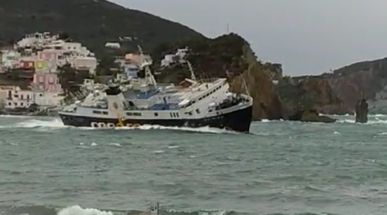 Ponza, mare mosso: danni a bordo della nave Quirino
