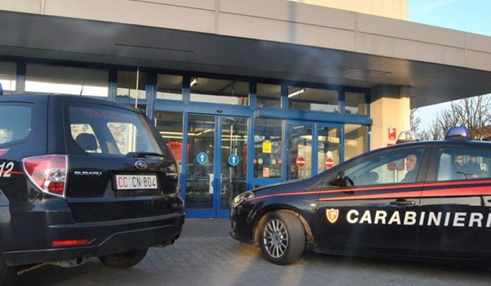 CARABINIERI SUPERMERCATO PARCHEGGIO