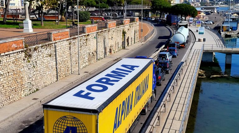 Formia paralizzata dal traffico: i lavori su Via Vitruvio mettono alla prova la pazienza dei cittadini