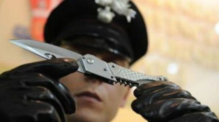 Si presenta in Caserma con un coltello. I Carabinieri lo denunciano per porto di armi od oggetti atti ad offendere