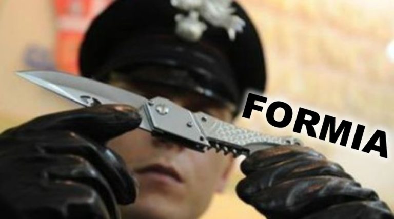 Formia – Santi Cosma e Damiano: Le punta un coltello alla gola. Trovato un vero arsenale a casa dell’uomo