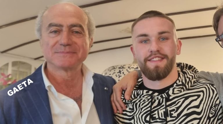 Artem Tkachuk (Pino di Mare Fuori) a Gaeta presso l’Antica Pizzeria Ciro