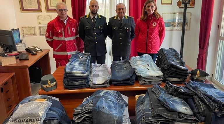 GUARDIA DI FINANZA: DONATI ALLA CROCE ROSSA ITALIANA CAPI DIABBIGLIAMENTO CONFISCATI.