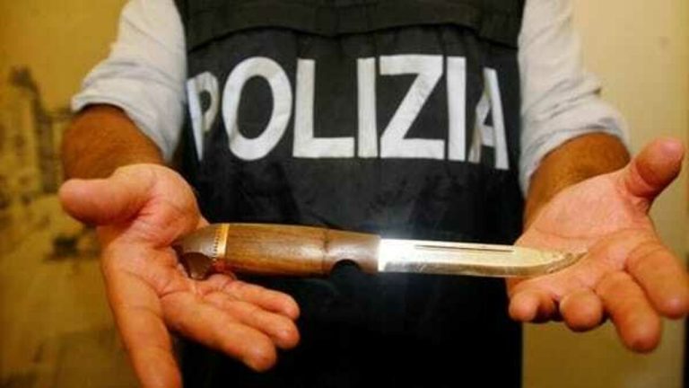 Fondi, spunta un coltello. Poliziotto interviene libero dal servizio