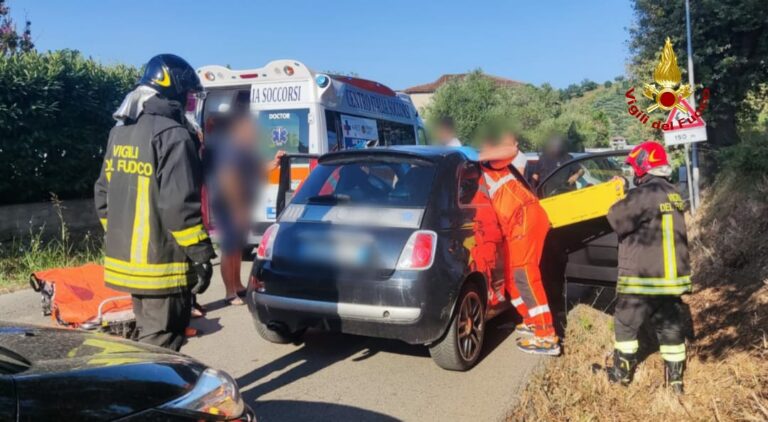 Quattro auto coinvolte in un incidente stradale a Santi Cosma e Damiano
