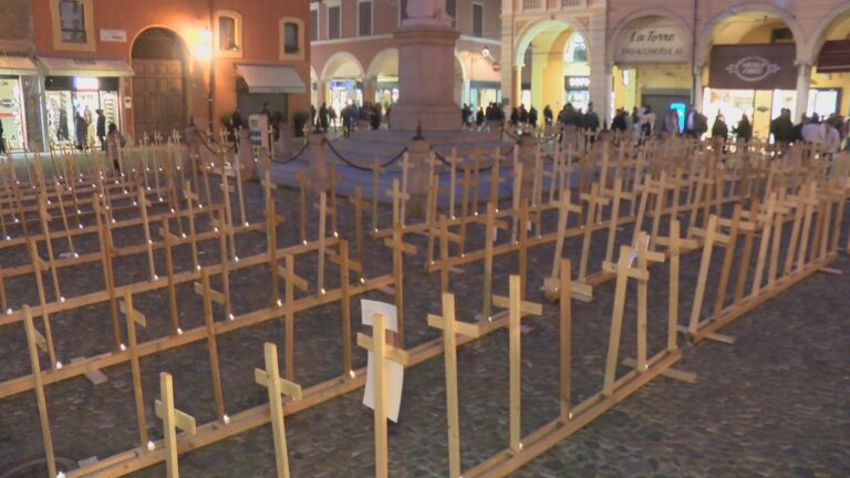 600 croci in piazza per le vittime della strada