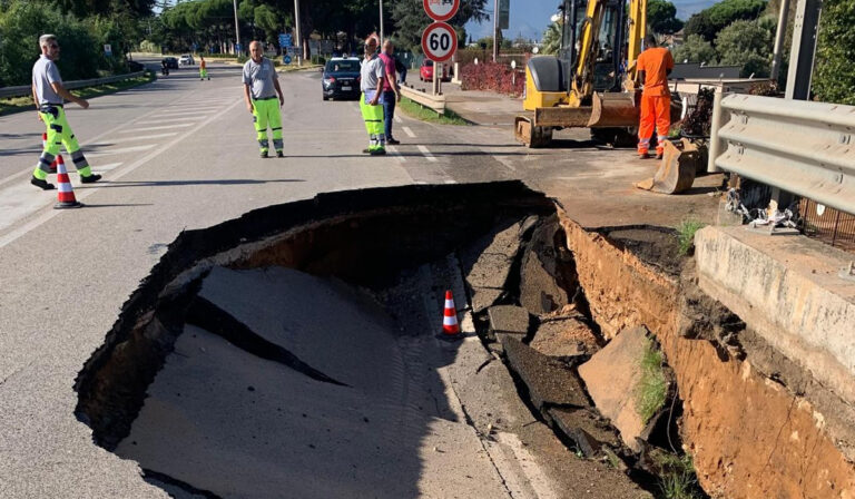 Si apre una voragine sulla Flacca all’altezza dell’ingresso per Fondi. Le foto pervenute in Redazione