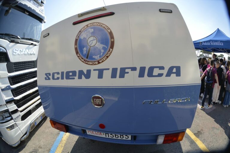 Formia, “Una Vita da Social”: la Polizia di Stato in piazza a parlare di educazione alla legalità con gli studenti