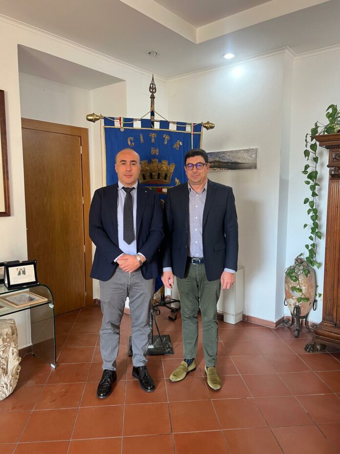 Il-Sindaco-Gianluca-Taddeo-ed-il-nuovo-Dirigente-del-Commissariato_-dottor-Paolo-Gemma-_1_