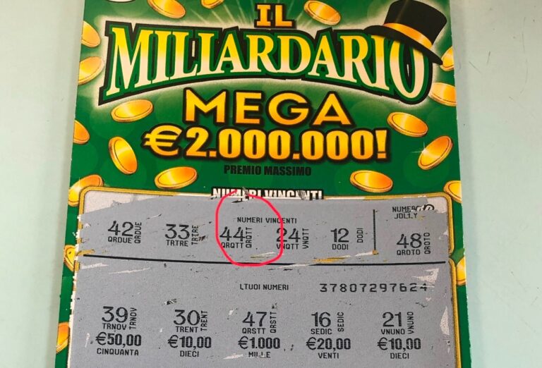 Gratta e Vinci super fortunato. Gratta e scopre di aver vinto 2 Milioni di euro. Ecco dove