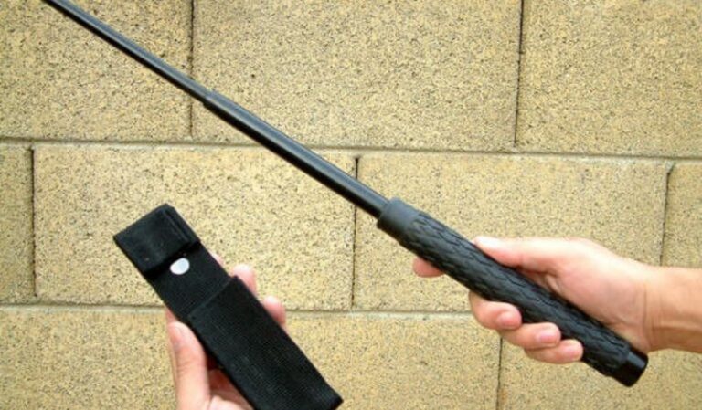 Automobilisti litigano, uno dei due scende dall’auto con un bastone telescopico