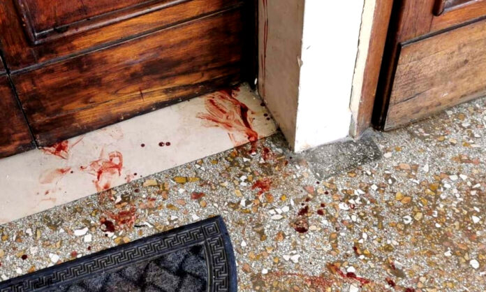 tenta di strangolare la madre sangue