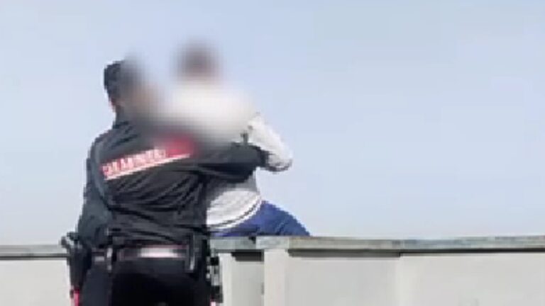 Minaccia di lanciarsi nel vuoto dal cornicione di un palazzo. Tratto in salvo dai Carabinieri