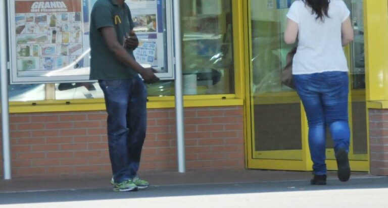 Accattonaggio nel golfo dinanzi a supermercati e attività commerciali