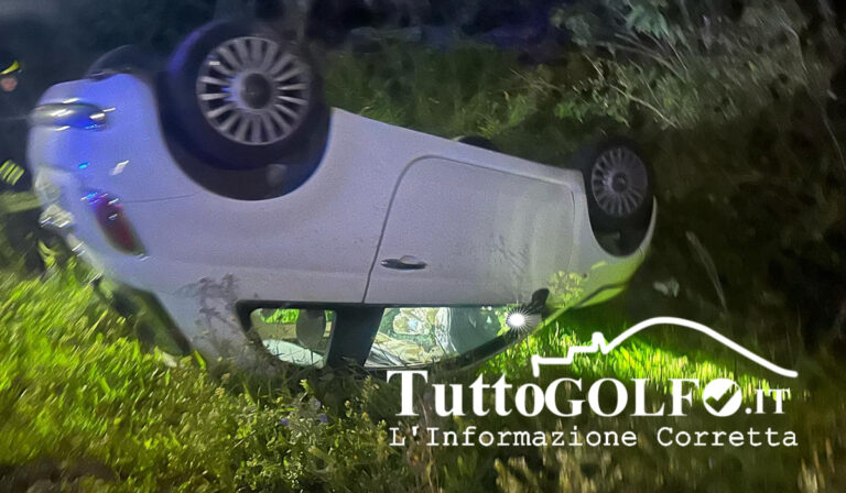 FOTO – Minturno, una Fiat 500 condotta da un giovane finisce in una scarpata ribaltandosi