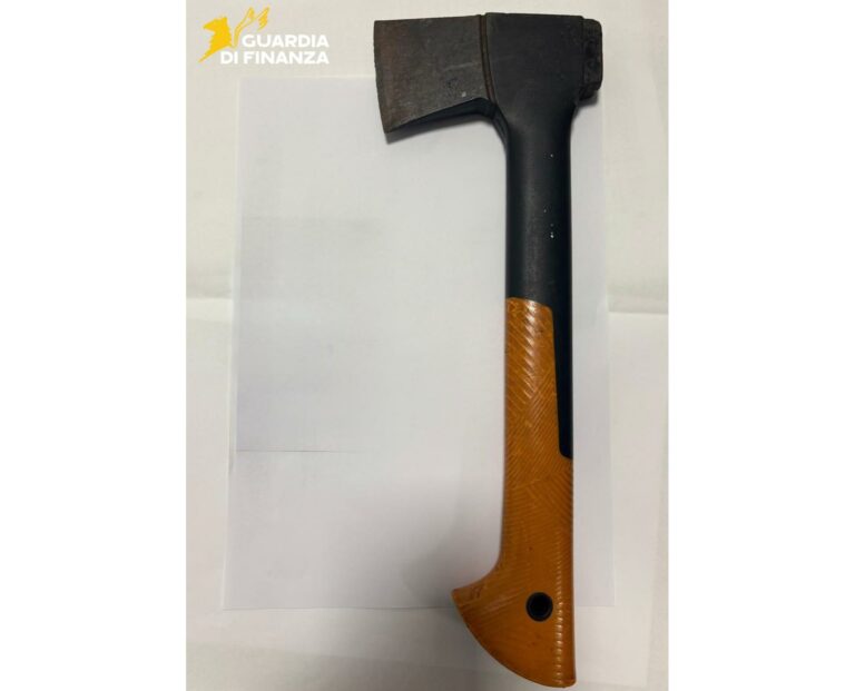 Sequestrata un’ascia in provincia di Latina. Denunciata una persona
