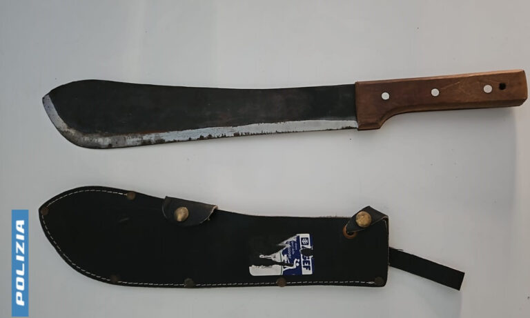 Si aggirava con un Machete. Denunciato dalla Polizia di Stato