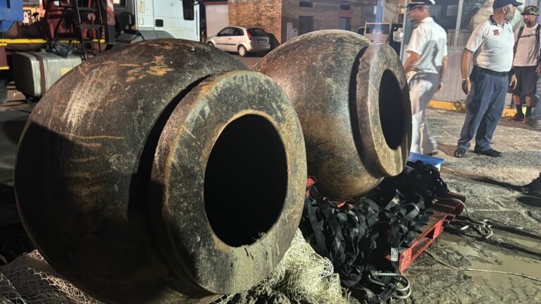 Guardia Costiera di Gaeta: recuperate due anfore antiche da un peschereccio